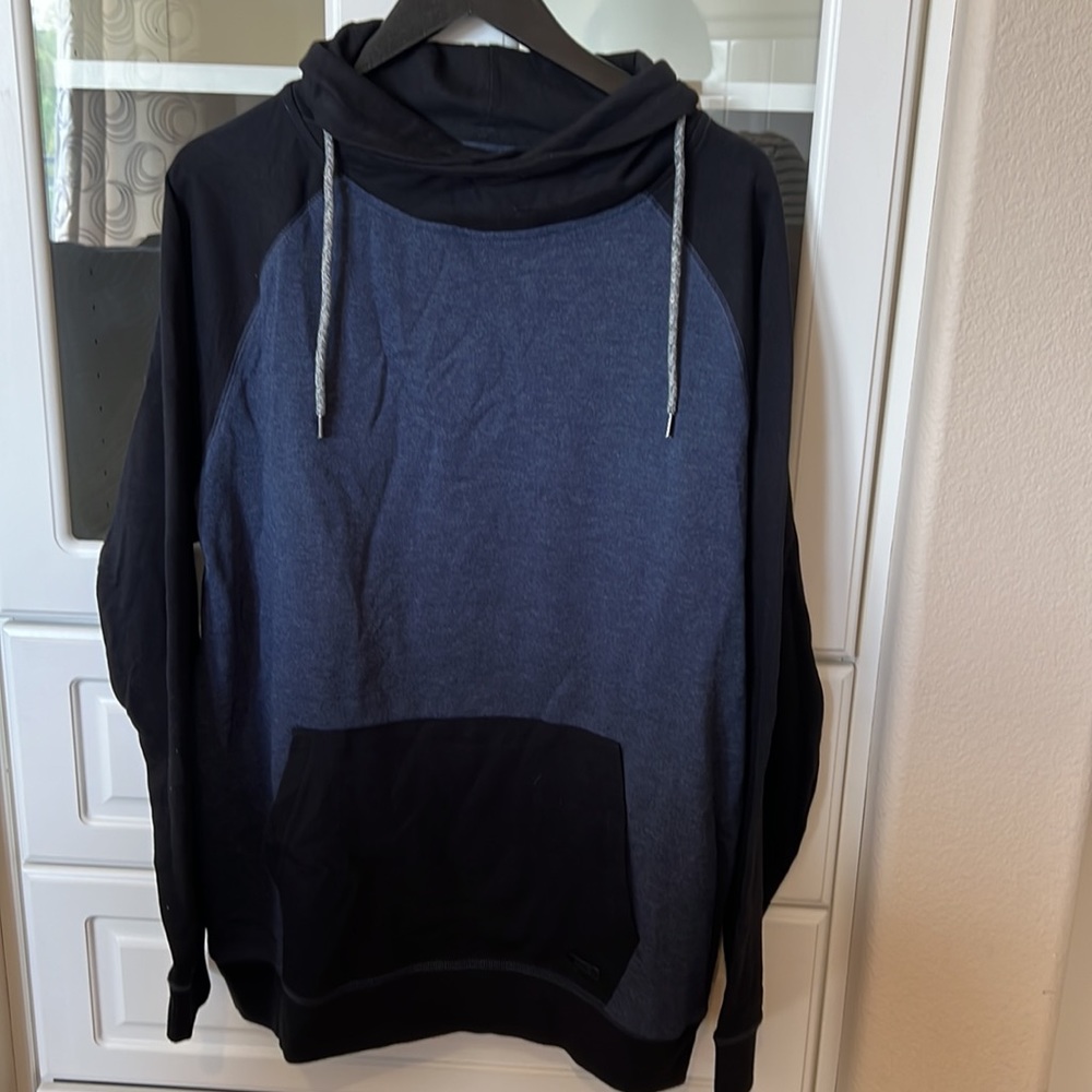 Men’s pullover size Large